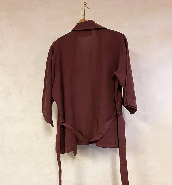 Kimono från danska Muse Wear är en avslappnad kimonoinspirerad jacka med 3/4-ärmar och avtagbart bälte. Sydd i en lyxig Tencel- och linneblandning. Designad i danska Thy.&nbsp;

Färg: Kastanj, rödbrun

Material: 70% Tencel,&nbsp;30% linne.&nbsp;Detta tyg är tillverkat i Portugal.

Skötselråd: 30 grader fintvätt

Tillverkad i: Portugal&nbsp;