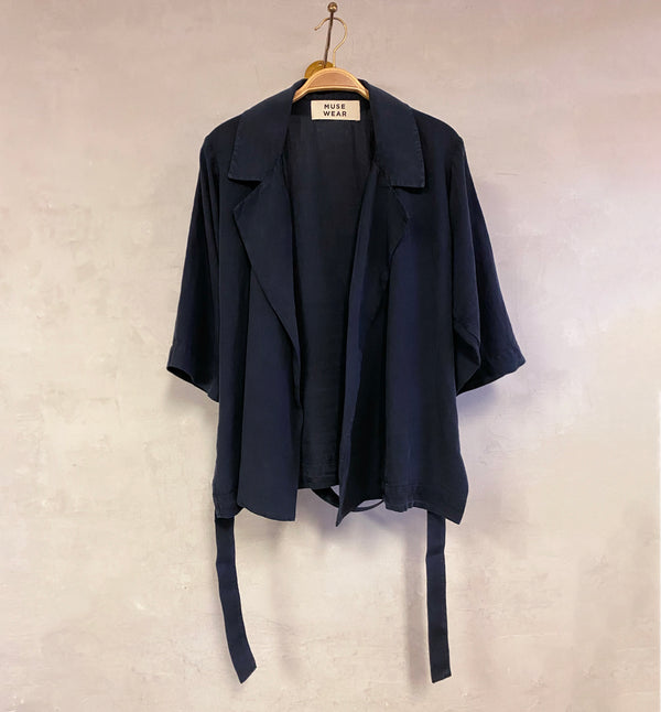 Kimono från danska Muse Wear är en avslappnad kimonoinspirerad jacka med 3/4-ärmar och avtagbart bälte. Sydd i en lyxig Tencel- och linneblandning. Designad i danska Thy.&nbsp;

Färg: Mörkblå

Material: 70% Tencel,&nbsp;30% linne.&nbsp;Detta tyg är tillverkat i Portugal.

Skötselråd: 30 grader fintvätt

Tillverkad i: Portugal&nbsp;