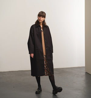 Lieblings kappa Luna! Avslappnad modell i stadig ekologisk bomull. Luna har raglanärm, stora fickor med lock, veck med knapp vid ärmslut, sprund bak. Luna Kolsvart passar fint i mellansäsongerna. Helfodrad med foder från Italien. Sydd i ett deadstocktyg. Svarta knappar.

Färg: Svart med vinrött foder.

Material: 100% ekologisk bomull, deadstock. Foder från Italien; 60% acetat, 40% viskos.&nbsp;