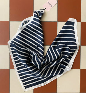 Fyrkantig sidenscarf från SneakyFox. Scarfen är gjord av 100% mjukt siden och mäter 68x68cm. Designad för att användas på många olika sätt - lindad en eller två gånger runt halsen, bärs runt midjan, runt huvudet, eller som en håraccessoar.

Färg: Mörkblå, vit

Mått: 68x68 cm
Material: 100% Silke
Tvätt: Endast handtvätt.