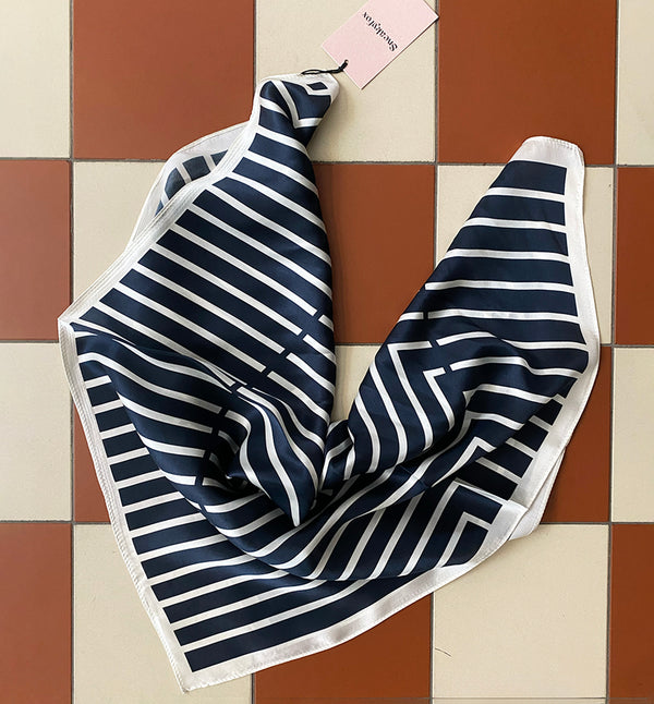 Fyrkantig sidenscarf från SneakyFox. Scarfen är gjord av 100% mjukt siden och mäter 68x68cm. Designad för att användas på många olika sätt - lindad en eller två gånger runt halsen, bärs runt midjan, runt huvudet, eller som en håraccessoar.

Färg: Mörkblå, vit

Mått: 68x68 cm
Material: 100% Silke
Tvätt: Endast handtvätt.