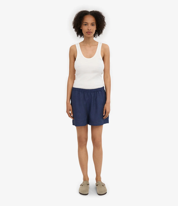 Linneshorts från Colorful standard. Dessa linneshorts är tillverkade av 100 % naturligt linne: lätta, luftiga och perfekta för varma dagar. De är enkla att bära, lätta att älska och passar till nästan allt. Resår i midjan och fickor i sidan. Förtvättad.

Färg:&nbsp;Marinblå med vita knappar.

Material: 100 % linne från Portugal

Certifierad med:&nbsp; Miljövänlig färg - Oeko-Tex®, PETA Approved Vegan

Tillverkad i: Portugal