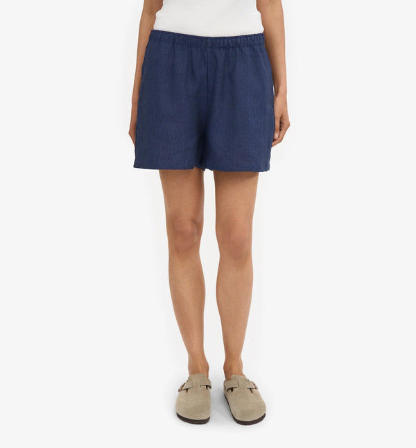 Linneshorts från Colorful standard. Dessa linneshorts är tillverkade av 100 % naturligt linne: lätta, luftiga och perfekta för varma dagar. De är enkla att bära, lätta att älska och passar till nästan allt. Resår i midjan och fickor i sidan. Förtvättad.

Färg:&nbsp;Marinblå med vita knappar.

Material: 100 % linne från Portugal

Certifierad med:&nbsp; Miljövänlig färg - Oeko-Tex®, PETA Approved Vegan

Tillverkad i: Portugal