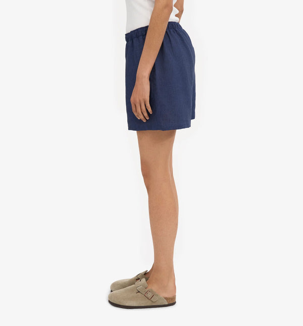 Linneshorts från Colorful standard. Dessa linneshorts är tillverkade av 100 % naturligt linne: lätta, luftiga och perfekta för varma dagar. De är enkla att bära, lätta att älska och passar till nästan allt. Resår i midjan och fickor i sidan. Förtvättad.

Färg:&nbsp;Marinblå med vita knappar.

Material: 100 % linne från Portugal

Certifierad med:&nbsp; Miljövänlig färg - Oeko-Tex®, PETA Approved Vegan

Tillverkad i: Portugal