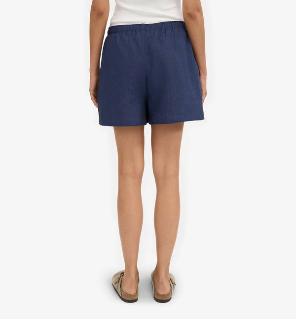 Linneshorts från Colorful standard. Dessa linneshorts är tillverkade av 100 % naturligt linne: lätta, luftiga och perfekta för varma dagar. De är enkla att bära, lätta att älska och passar till nästan allt. Resår i midjan och fickor i sidan. Förtvättad.

Färg:&nbsp;Marinblå med vita knappar.

Material: 100 % linne från Portugal

Certifierad med:&nbsp; Miljövänlig färg - Oeko-Tex®, PETA Approved Vegan

Tillverkad i: Portugal
