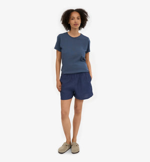 Linneshorts från Colorful standard. Dessa linneshorts är tillverkade av 100 % naturligt linne: lätta, luftiga och perfekta för varma dagar. De är enkla att bära, lätta att älska och passar till nästan allt. Resår i midjan och fickor i sidan. Förtvättad.

Färg:&nbsp;Marinblå med vita knappar.

Material: 100 % linne från Portugal

Certifierad med:&nbsp; Miljövänlig färg - Oeko-Tex®, PETA Approved Vegan

Tillverkad i: Portugal