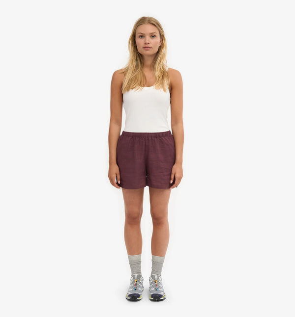 Linneshorts från Colorful standard. Dessa linneshorts är tillverkade av 100 % naturligt linne: lätta, luftiga och perfekta för varma dagar. De är enkla att bära, lätta att älska och passar till nästan allt. Resår i midjan och fickor i sidan. Förtvättad.

Färg:&nbsp;Oxblodsröd

Material: 100 % linne från Portugal

Certifierad med:&nbsp; Miljövänlig färg - Oeko-Tex®, PETA Approved Vegan

Tillverkad i: Portugal