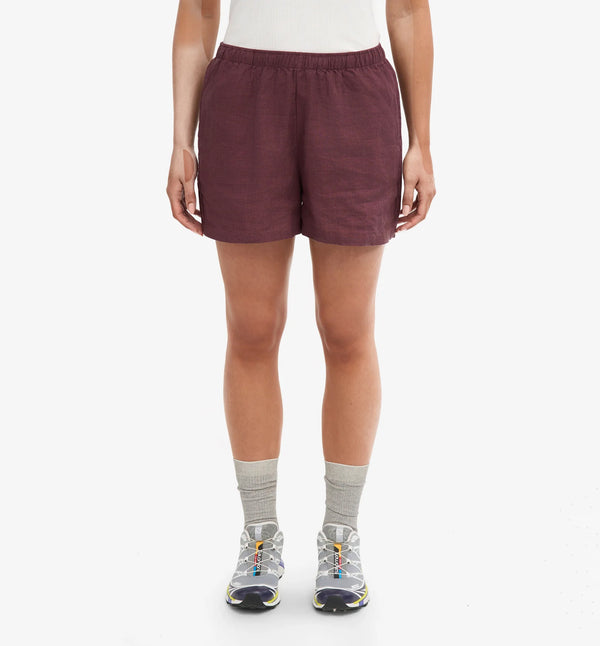 Linneshorts från Colorful standard. Dessa linneshorts är tillverkade av 100 % naturligt linne: lätta, luftiga och perfekta för varma dagar. De är enkla att bära, lätta att älska och passar till nästan allt. Resår i midjan och fickor i sidan. Förtvättad.

Färg:&nbsp;Oxblodsröd

Material: 100 % linne från Portugal

Certifierad med:&nbsp; Miljövänlig färg - Oeko-Tex®, PETA Approved Vegan

Tillverkad i: Portugal