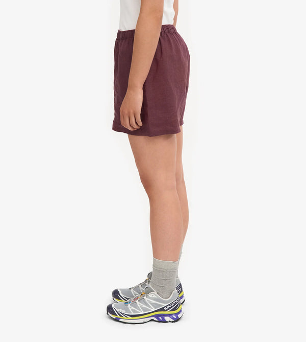 Linneshorts från Colorful standard. Dessa linneshorts är tillverkade av 100 % naturligt linne: lätta, luftiga och perfekta för varma dagar. De är enkla att bära, lätta att älska och passar till nästan allt. Resår i midjan och fickor i sidan. Förtvättad.

Färg:&nbsp;Oxblodsröd

Material: 100 % linne från Portugal

Certifierad med:&nbsp; Miljövänlig färg - Oeko-Tex®, PETA Approved Vegan

Tillverkad i: Portugal
