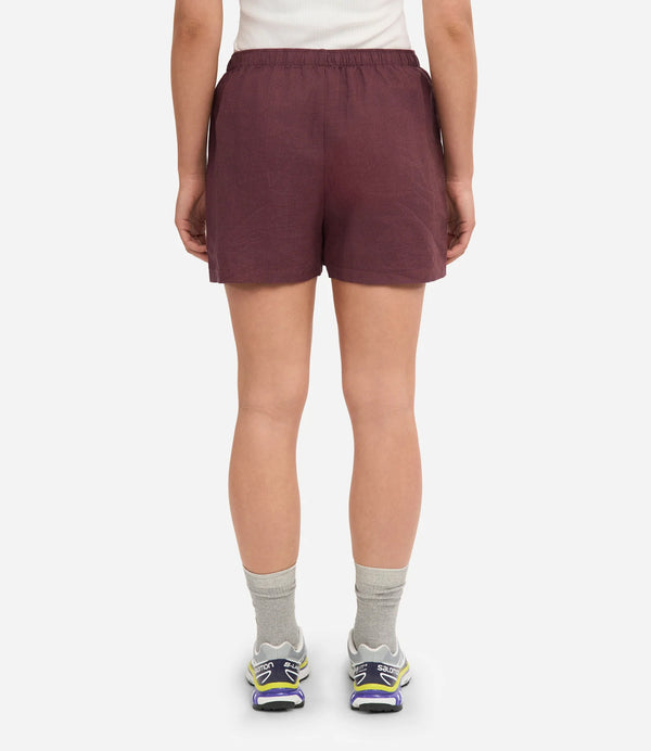 Linneshorts från Colorful standard. Dessa linneshorts är tillverkade av 100 % naturligt linne: lätta, luftiga och perfekta för varma dagar. De är enkla att bära, lätta att älska och passar till nästan allt. Resår i midjan och fickor i sidan. Förtvättad.

Färg:&nbsp;Oxblodsröd

Material: 100 % linne från Portugal

Certifierad med:&nbsp; Miljövänlig färg - Oeko-Tex®, PETA Approved Vegan

Tillverkad i: Portugal