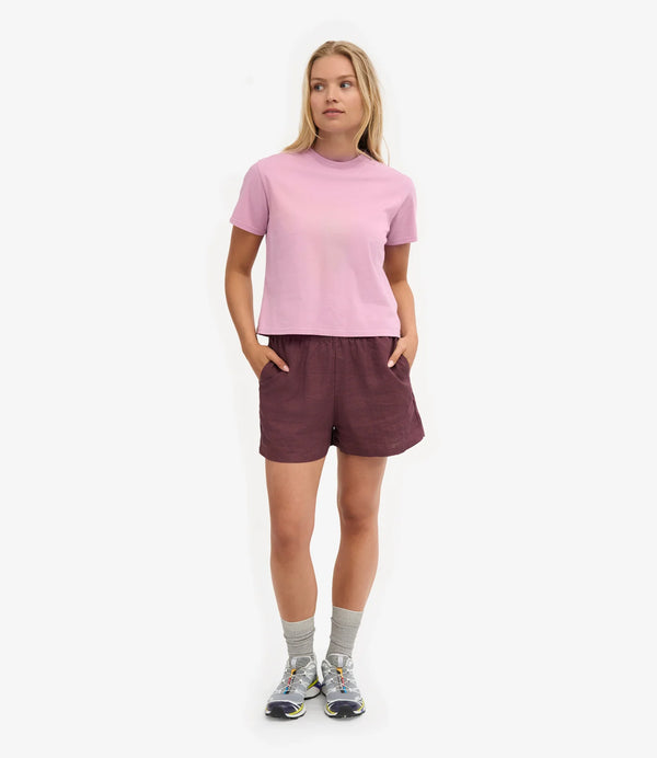 Linneshorts från Colorful standard. Dessa linneshorts är tillverkade av 100 % naturligt linne: lätta, luftiga och perfekta för varma dagar. De är enkla att bära, lätta att älska och passar till nästan allt. Resår i midjan och fickor i sidan. Förtvättad.

Färg:&nbsp;Oxblodsröd

Material: 100 % linne från Portugal

Certifierad med:&nbsp; Miljövänlig färg - Oeko-Tex®, PETA Approved Vegan

Tillverkad i: Portugal