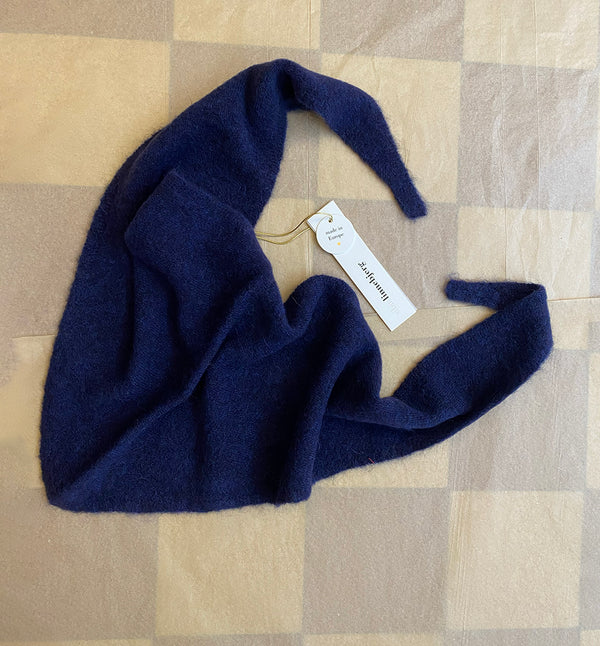 Stickad scarf i mjuk alpackablandning. Trekantsform.&nbsp;

Färg: Blåmelerad

Material: 48% baby alpackaull, 20% ull, 30% polyamid, 2% elastan.