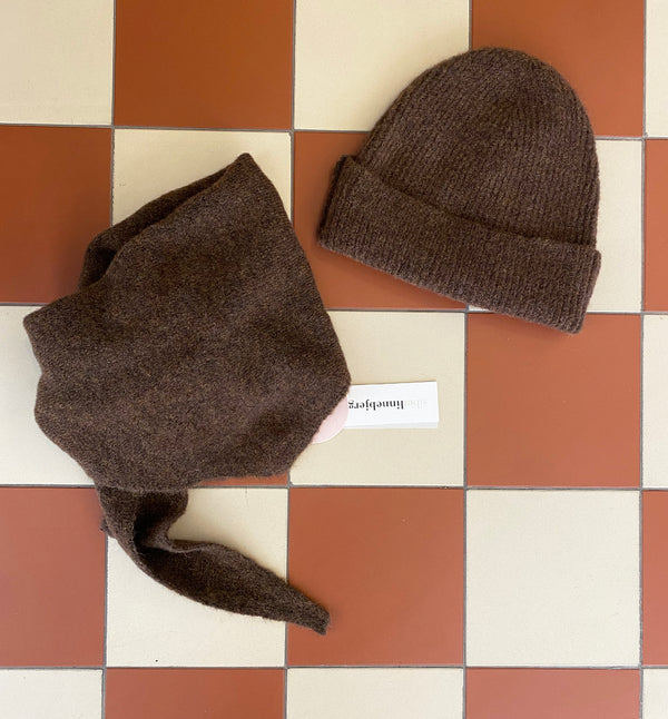 Stickad mössa i mjuk alpackablandning.

Färg: Brun

Material: 48% baby alpackaull, 20% ull, 30% polyamid, 2% elastan.