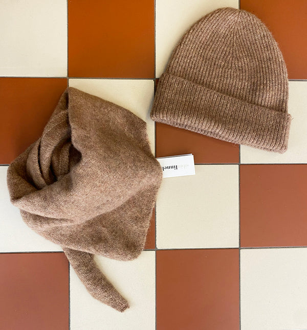 Stickad scarf i mjuk alpackablandning. Trekantsform.&nbsp;

Färg: Kamel

Material: 48% baby alpackaull, 20% ull, 30% polyamid, 2% elastan.