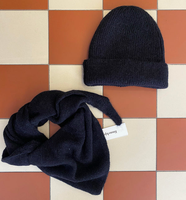 Stickad scarf i mjuk alpackablandning. Trekantsform.&nbsp;

Färg: Svart

Material: 48% baby alpackaull, 20% ull, 30% polyamid, 2% elastan.

Tillverkad i: Serbien