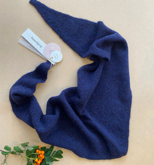 Stickad scarf i mjuk alpackablandning. Trekantsform.&nbsp;

Färg: Blåmelerad

Material: 48% baby alpackaull, 20% ull, 30% polyamid, 2% elastan.

Tillverkad i: Serbien

Tvätt:&nbsp;30 grader fintvätt