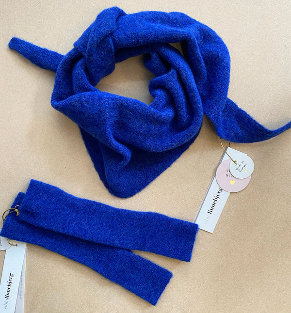 Stickad scarf i mjuk alpackablandning. Trekantsform.&nbsp;

Färg: Palatsblå

Material: 48% baby alpackaull, 20% ull, 30% polyamid, 2% elastan.

Tillverkad i: Serbien

Tvätt:&nbsp;30 grader fintvätt