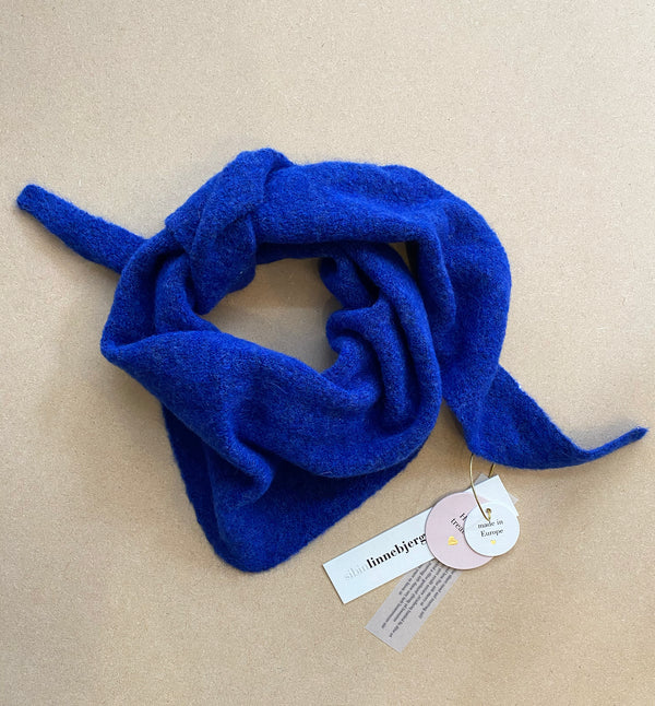 Stickad scarf i mjuk alpackablandning. Trekantsform.&nbsp;

Färg: Palatsblå

Material: 48% baby alpackaull, 20% ull, 30% polyamid, 2% elastan.

Tillverkad i: Serbien

Tvätt:&nbsp;30 grader fintvätt