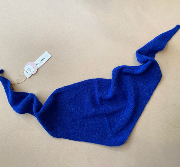 Stickad scarf i mjuk alpackablandning. Trekantsform.&nbsp;

Färg: Palatsblå

Material: 48% baby alpackaull, 20% ull, 30% polyamid, 2% elastan.

Tillverkad i: Serbien

Tvätt:&nbsp;30 grader fintvätt