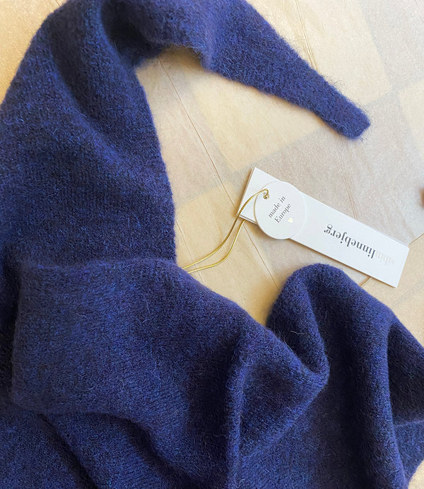 Stickad scarf i mjuk alpackablandning. Trekantsform.&nbsp;

Färg: Blåmelerad

Material: 48% baby alpackaull, 20% ull, 30% polyamid, 2% elastan.