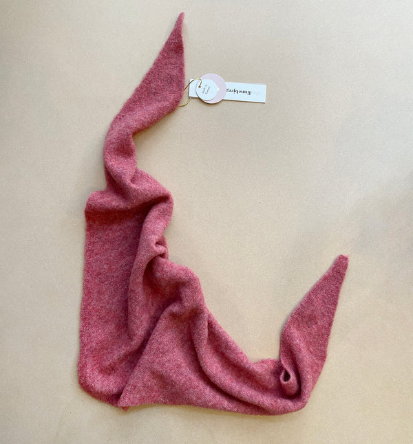 Stickad scarf i mjuk alpackablandning. Trekantsform.&nbsp;

Färg: Rosa

Material: 48% baby alpackaull, 20% ull, 30% polyamid, 2% elastan.

Tillverkad i: Serbien

Tvätt:&nbsp;30 grader fintvätt