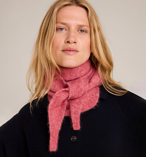 Stickad scarf i mjuk alpackablandning. Trekantsform.&nbsp;

Färg: Rosa

Material: 48% baby alpackaull, 20% ull, 30% polyamid, 2% elastan.

Tillverkad i: Serbien

Tvätt:&nbsp;30 grader fintvätt