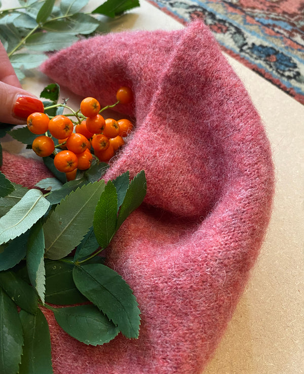 Stickad scarf i mjuk alpackablandning. Trekantsform.&nbsp;

Färg: Rosa

Material: 48% baby alpackaull, 20% ull, 30% polyamid, 2% elastan.

Tillverkad i: Serbien

Tvätt:&nbsp;30 grader fintvätt