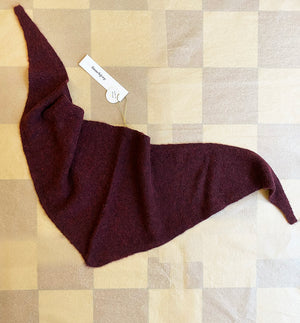 Stickad scarf i mjuk alpackablandning. Trekantsform.&nbsp;

Färg: Vinröd

Material: 48% baby alpackaull, 20% ull, 30% polyamid, 2% elastan.