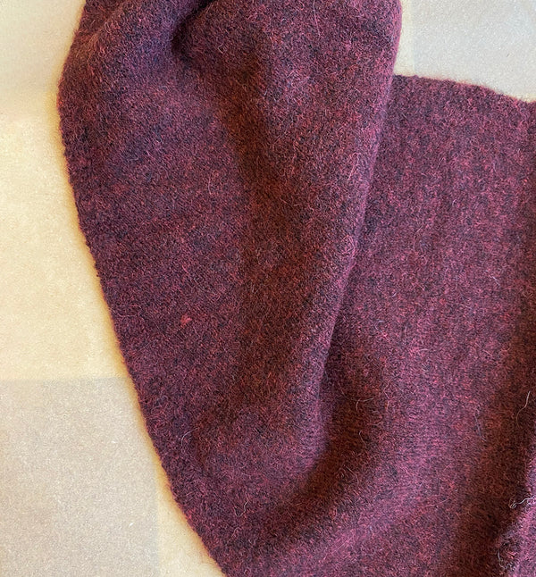 Stickad scarf i mjuk alpackablandning. Trekantsform.&nbsp;

Färg: Vinröd

Material: 48% baby alpackaull, 20% ull, 30% polyamid, 2% elastan.