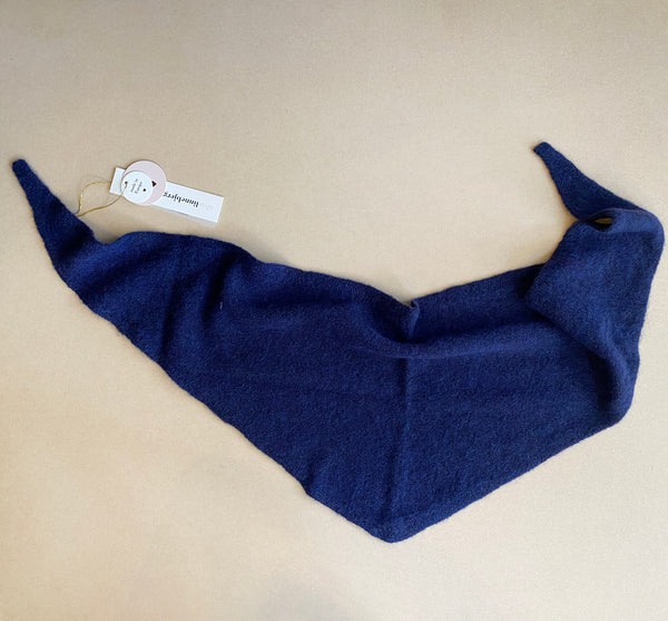Stickad scarf i mjuk alpackablandning. Trekantsform.&nbsp;

Färg: Blåmelerad

Material: 48% baby alpackaull, 20% ull, 30% polyamid, 2% elastan.

Tillverkad i: Serbien

Tvätt:&nbsp;30 grader fintvätt
