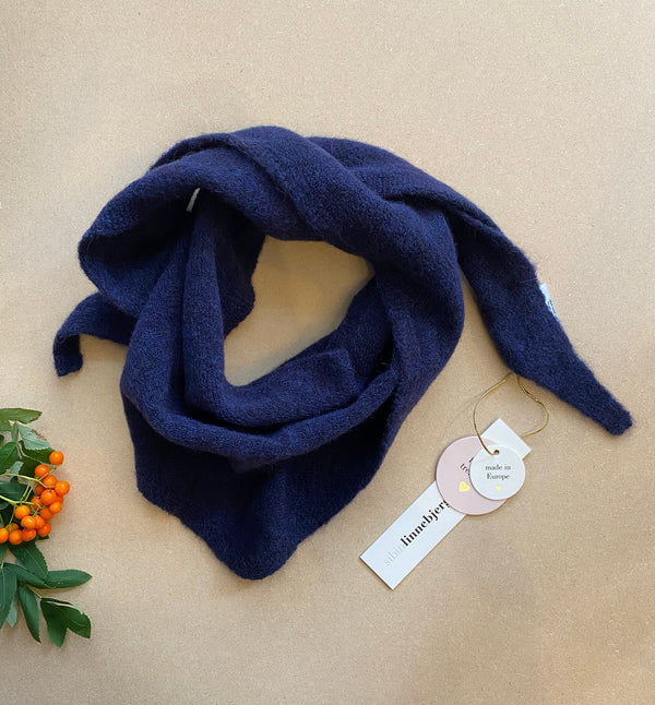 Stickad scarf i mjuk alpackablandning. Trekantsform.&nbsp;

Färg: Blåmelerad

Material: 48% baby alpackaull, 20% ull, 30% polyamid, 2% elastan.

Tillverkad i: Serbien

Tvätt:&nbsp;30 grader fintvätt