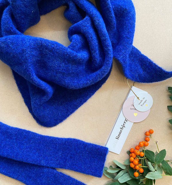 Stickad scarf i mjuk alpackablandning. Trekantsform.&nbsp;

Färg: Palatsblå

Material: 48% baby alpackaull, 20% ull, 30% polyamid, 2% elastan.

Tillverkad i: Serbien

Tvätt:&nbsp;30 grader fintvätt