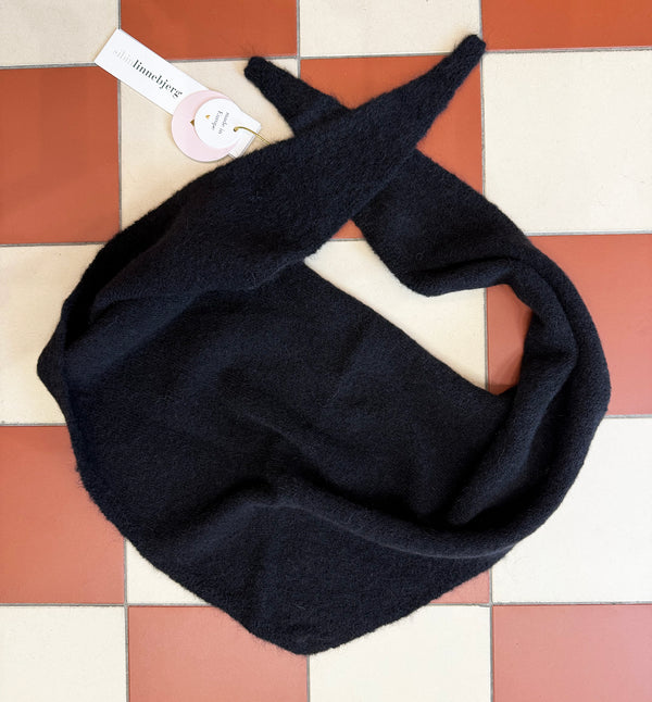 Stickad scarf i mjuk alpackablandning. Trekantsform.&nbsp;

Färg: Svart

Material: 48% baby alpackaull, 20% ull, 30% polyamid, 2% elastan.

Tillverkad i: Serbien

Tvätt:&nbsp;30 grader fintvätt