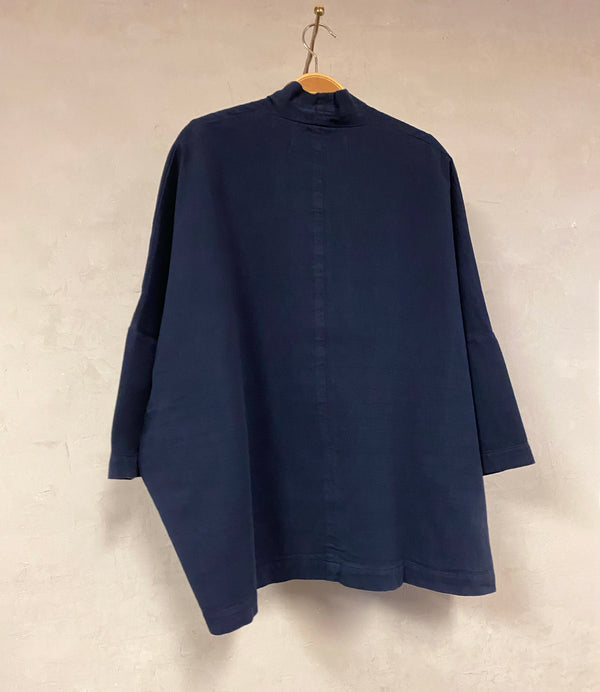 Kimono Livia från danska Muse Wear är en avslappnad kimonoinspirerad jacka med 3/4-ärmar. Fickor i söm mitt fram. Designad i danska Thy.&nbsp;

Färg: Mörkblå

Material: 50% ekologisk bomull, 50% återvunnen bomull

Skötselråd: 30 grader fintvätt

Tillverkad i: Portugal&nbsp;