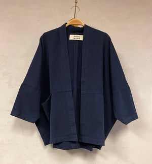 Kimono Livia från danska Muse Wear är en avslappnad kimonoinspirerad jacka med 3/4-ärmar. Fickor i söm mitt fram. Designad i danska Thy.&nbsp;

Färg: Mörkblå

Material: 50% ekologisk bomull, 50% återvunnen bomull

Skötselråd: 30 grader fintvätt

Tillverkad i: Portugal&nbsp;