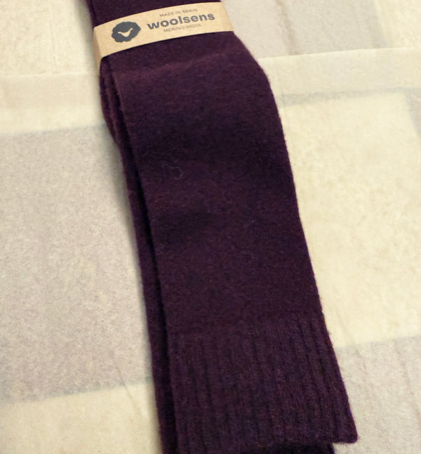 Knästrumpor i merinoull från Woolsens. Varma, snygga och sköna!&nbsp;

Färg: Burgundy

Material: 70% merinoull, 27% polyamid,3% elastan.

Skötselråd: Ulltvätt

Tillverkade i: Spanien