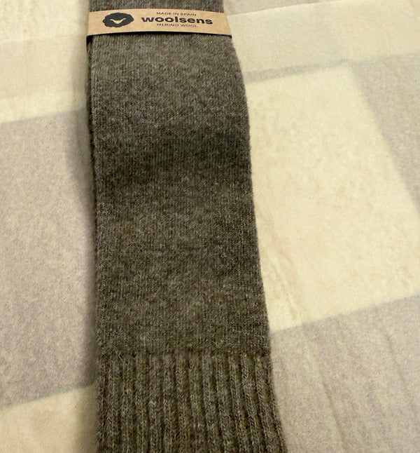 Knästrumpor i merinoull från Woolsens. Varma, snygga och sköna!&nbsp;

Färg: Taupe

Material: 70% merinoull, 27% polyamid,3% elastan.

Skötselråd: Ulltvätt

Tillverkade i: Spanien