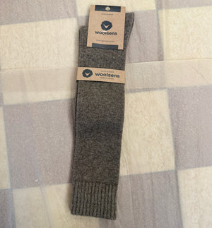 Knästrumpor i merinoull från Woolsens. Varma, snygga och sköna!&nbsp;

Färg: Taupe

Material: 70% merinoull, 27% polyamid,3% elastan.

Skötselråd: Ulltvätt

Tillverkade i: Spanien