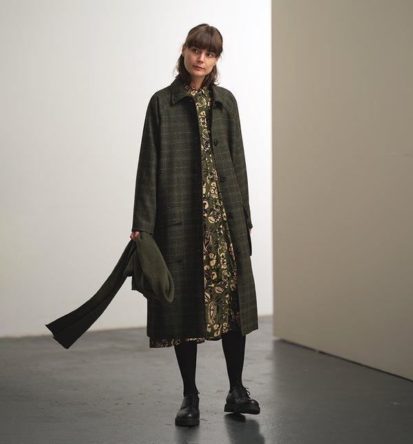 Lieblings kappa Luna! Avslappnad modell i tunn merinoull. Luna har raglanärm, stora fickor med lock, veck med knapp vid ärmslut, sprund bak. Mjuk och lätt! Luna Mossruta är lite tunnare och passar fint i mellansäsongerna. Eller med något varmt under:) Rutigt tyg i merinoull från Portugal. Helfodrad med foder från Italien. Svarta knappar.&nbsp;

Färg: Rutor i mossgrönt, svart och sandgrå. Foder i mullvadsgrått.

Material: 100% Merinoull, vävt i Portugal. 