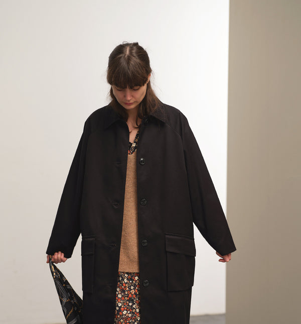 Lieblings kappa Luna! Avslappnad modell i stadig ekologisk bomull. Luna har raglanärm, stora fickor med lock, veck med knapp vid ärmslut, sprund bak. Luna Kolsvart passar fint i mellansäsongerna. Helfodrad med foder från Italien. Sydd i ett deadstocktyg. Svarta knappar.

Färg: Svart med vinrött foder.

Material: 100% ekologisk bomull, deadstock. Foder från Italien; 60% acetat, 40% viskos.&nbsp;