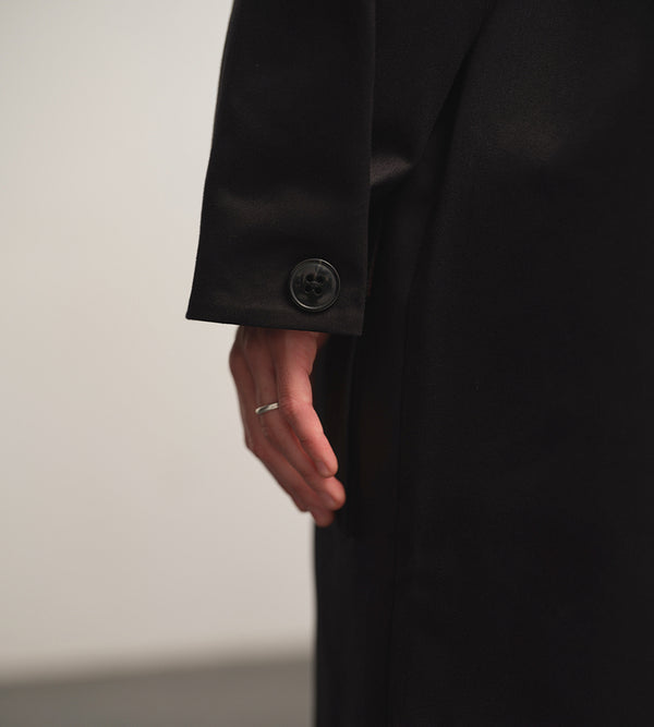 Lieblings kappa Luna! Avslappnad modell i stadig ekologisk bomull. Luna har raglanärm, stora fickor med lock, veck med knapp vid ärmslut, sprund bak. Luna Kolsvart passar fint i mellansäsongerna. Helfodrad med foder från Italien. Sydd i ett deadstocktyg. Svarta knappar.

Färg: Svart med vinrött foder.

Material: 100% ekologisk bomull, deadstock. Foder från Italien; 60% acetat, 40% viskos.&nbsp;