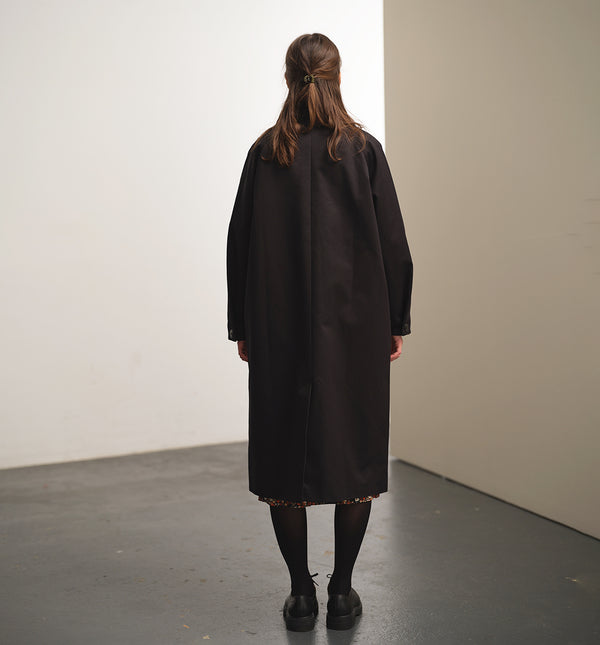 Lieblings kappa Luna! Avslappnad modell i stadig ekologisk bomull. Luna har raglanärm, stora fickor med lock, veck med knapp vid ärmslut, sprund bak. Luna Kolsvart passar fint i mellansäsongerna. Helfodrad med foder från Italien. Sydd i ett deadstocktyg. Svarta knappar.

Färg: Svart med vinrött foder.

Material: 100% ekologisk bomull, deadstock. Foder från Italien; 60% acetat, 40% viskos.&nbsp;