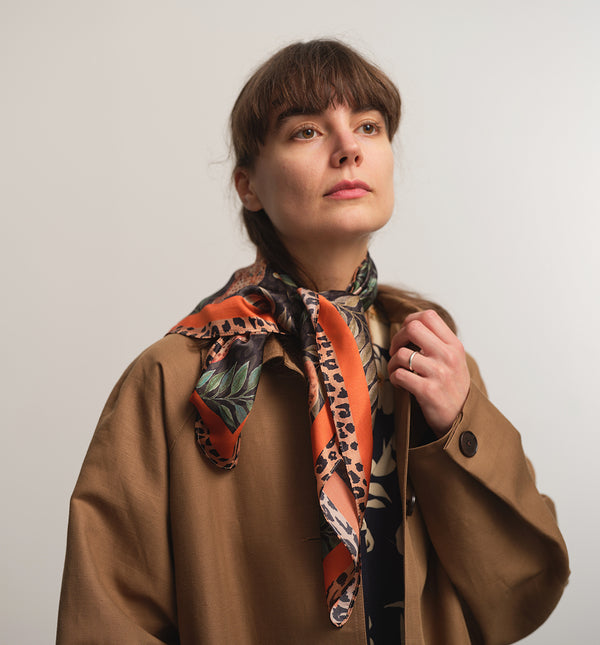 Lieblings kappa Luna! Avslappnad modell i en fin linne- och bomullsblandning. Luna har raglanärm, stora fickor med lock, veck med knapp vid ärmslut, sprund bak. Luna Muskot passar fint i mellansäsongerna. Helfodrad med foder från Italien. Sydd i ett deadstocktyg. Bruna corozo-knappar.

Färg: Gulbrun med brunrött foder.

Material: 51% lin, 49% ekologisk bomull, deadstock.&nbsp;Foder från Italien; 60% acetat, 40% viskos. Knappar av corozo, tillverkade&nbsp;av taguanöten.
Designad i Malmö, tillverkad i Litauen