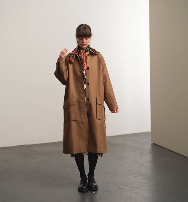 Lieblings kappa Luna! Avslappnad modell i en fin linne- och bomullsblandning. Luna har raglanärm, stora fickor med lock, veck med knapp vid ärmslut, sprund bak. Luna Muskot passar fint i mellansäsongerna. Helfodrad med foder från Italien. Sydd i ett deadstocktyg. Bruna corozo-knappar.

Färg: Gulbrun med brunrött foder.

Material: 51% lin, 49% ekologisk bomull, deadstock.&nbsp;Foder från Italien; 60% acetat, 40% viskos. Knappar av corozo, tillverkade&nbsp;av taguanöten.
Designad i Malmö, tillverkad i Litauen