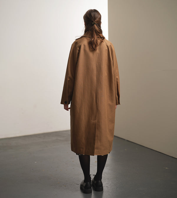 Lieblings kappa Luna! Avslappnad modell i en fin linne- och bomullsblandning. Luna har raglanärm, stora fickor med lock, veck med knapp vid ärmslut, sprund bak. Luna Muskot passar fint i mellansäsongerna. Helfodrad med foder från Italien. Sydd i ett deadstocktyg. Bruna corozo-knappar.

Färg: Gulbrun med brunrött foder.

Material: 51% lin, 49% ekologisk bomull, deadstock.&nbsp;Foder från Italien; 60% acetat, 40% viskos. Knappar av corozo, tillverkade&nbsp;av taguanöten.
Designad i Malmö, tillverkad i Litauen