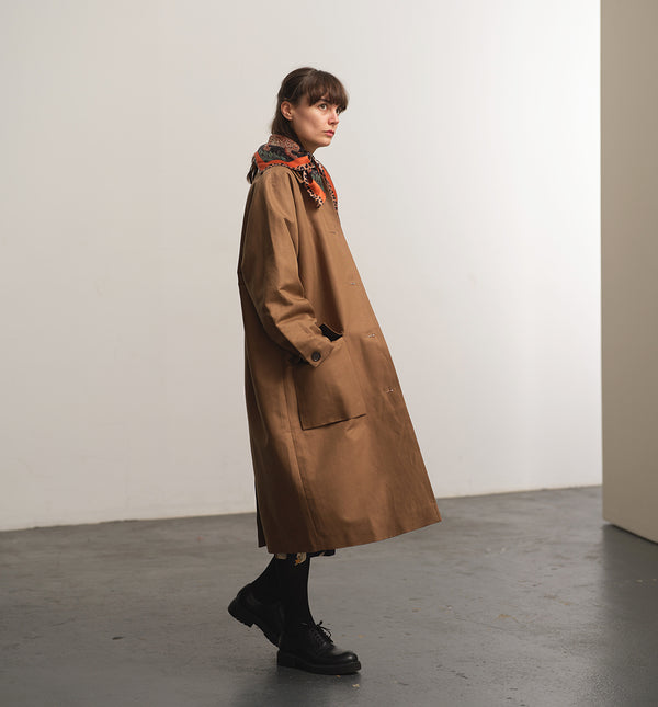 Lieblings kappa Luna! Avslappnad modell i en fin linne- och bomullsblandning. Luna har raglanärm, stora fickor med lock, veck med knapp vid ärmslut, sprund bak. Luna Muskot passar fint i mellansäsongerna. Helfodrad med foder från Italien. Sydd i ett deadstocktyg. Bruna corozo-knappar.

Färg: Gulbrun med brunrött foder.

Material: 51% lin, 49% ekologisk bomull, deadstock.&nbsp;Foder från Italien; 60% acetat, 40% viskos. Knappar av corozo, tillverkade&nbsp;av taguanöten.
Designad i Malmö, tillverkad i Litauen