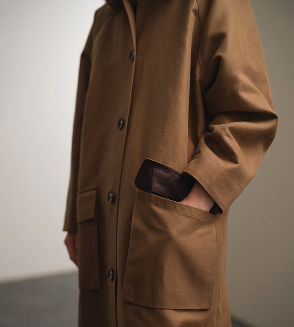 Lieblings kappa Luna! Avslappnad modell i en fin linne- och bomullsblandning. Luna har raglanärm, stora fickor med lock, veck med knapp vid ärmslut, sprund bak. Luna Muskot passar fint i mellansäsongerna. Helfodrad med foder från Italien. Sydd i ett deadstocktyg. Bruna corozo-knappar.

Färg: Gulbrun med brunrött foder.

Material: 51% lin, 49% ekologisk bomull, deadstock.&nbsp;Foder från Italien; 60% acetat, 40% viskos. Knappar av corozo, tillverkade&nbsp;av taguanöten.
Designad i Malmö, tillverkad i Litauen