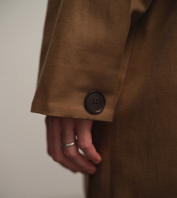 Lieblings kappa Luna! Avslappnad modell i en fin linne- och bomullsblandning. Luna har raglanärm, stora fickor med lock, veck med knapp vid ärmslut, sprund bak. Luna Muskot passar fint i mellansäsongerna. Helfodrad med foder från Italien. Sydd i ett deadstocktyg. Bruna corozo-knappar.

Färg: Gulbrun med brunrött foder.

Material: 51% lin, 49% ekologisk bomull, deadstock.&nbsp;Foder från Italien; 60% acetat, 40% viskos. Knappar av corozo, tillverkade&nbsp;av taguanöten.
Designad i Malmö, tillverkad i Litauen