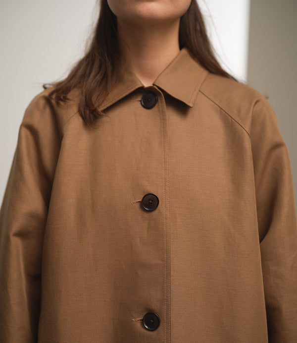 Lieblings kappa Luna! Avslappnad modell i en fin linne- och bomullsblandning. Luna har raglanärm, stora fickor med lock, veck med knapp vid ärmslut, sprund bak. Luna Muskot passar fint i mellansäsongerna. Helfodrad med foder från Italien. Sydd i ett deadstocktyg. Bruna corozo-knappar.

Färg: Gulbrun med brunrött foder.

Material: 51% lin, 49% ekologisk bomull, deadstock.&nbsp;Foder från Italien; 60% acetat, 40% viskos. Knappar av corozo, tillverkade&nbsp;av taguanöten.
Designad i Malmö, tillverkad i Litauen