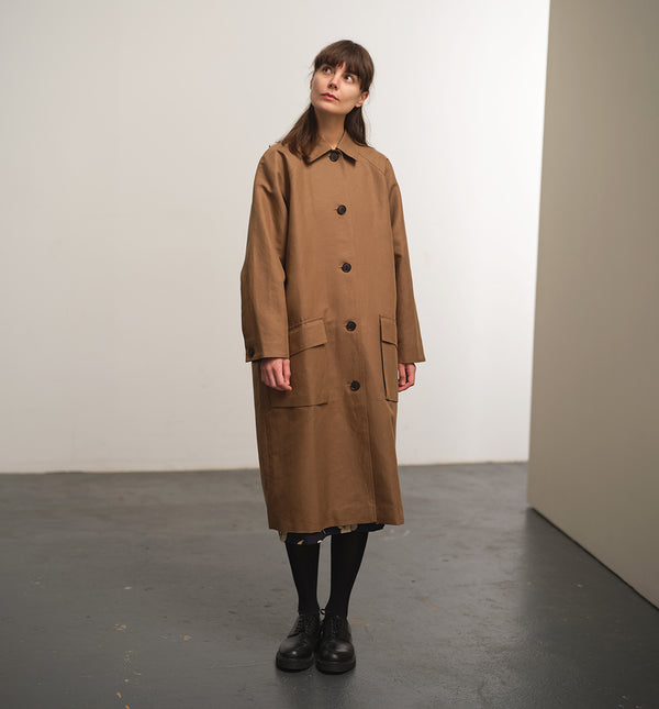 Lieblings kappa Luna! Avslappnad modell i en fin linne- och bomullsblandning. Luna har raglanärm, stora fickor med lock, veck med knapp vid ärmslut, sprund bak. Luna Muskot passar fint i mellansäsongerna. Helfodrad med foder från Italien. Sydd i ett deadstocktyg. Bruna corozo-knappar.

Färg: Gulbrun med brunrött foder.

Material: 51% lin, 49% ekologisk bomull, deadstock.&nbsp;Foder från Italien; 60% acetat, 40% viskos. Knappar av corozo, tillverkade&nbsp;av taguanöten.
Designad i Malmö, tillverkad i Litauen